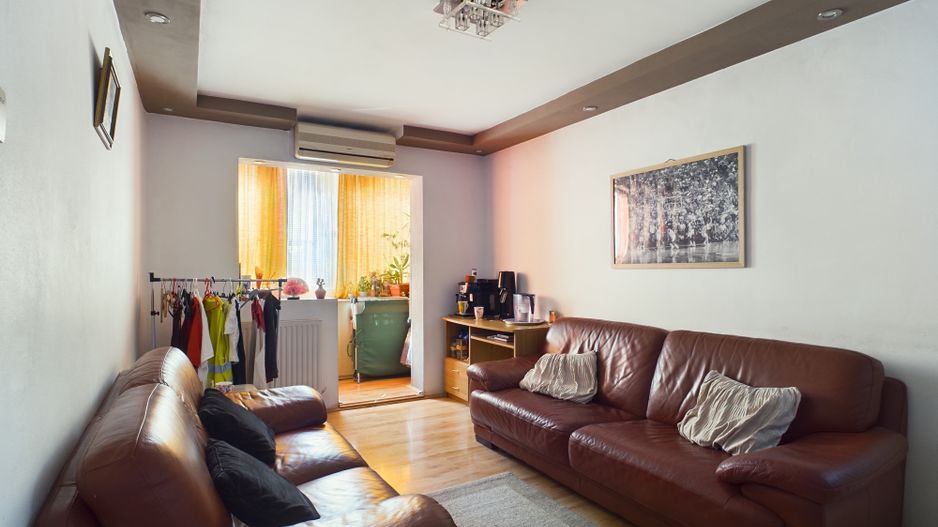 Apartament cu 3 camere, etaj intermediar, zona Spitalului Judetean - Poză 1