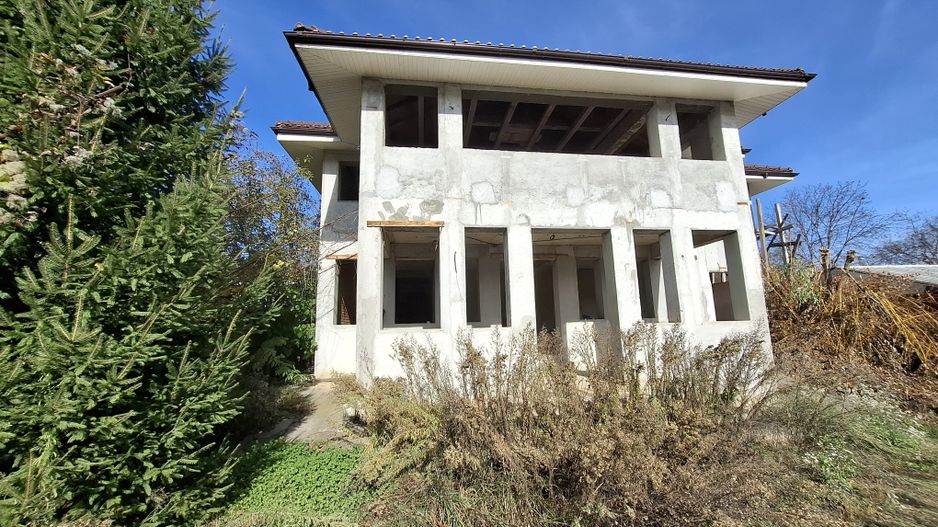 ila cu 6 camere + casă locuibilă pe teren intravilan de 1700 mp, cu vi - Poză 1