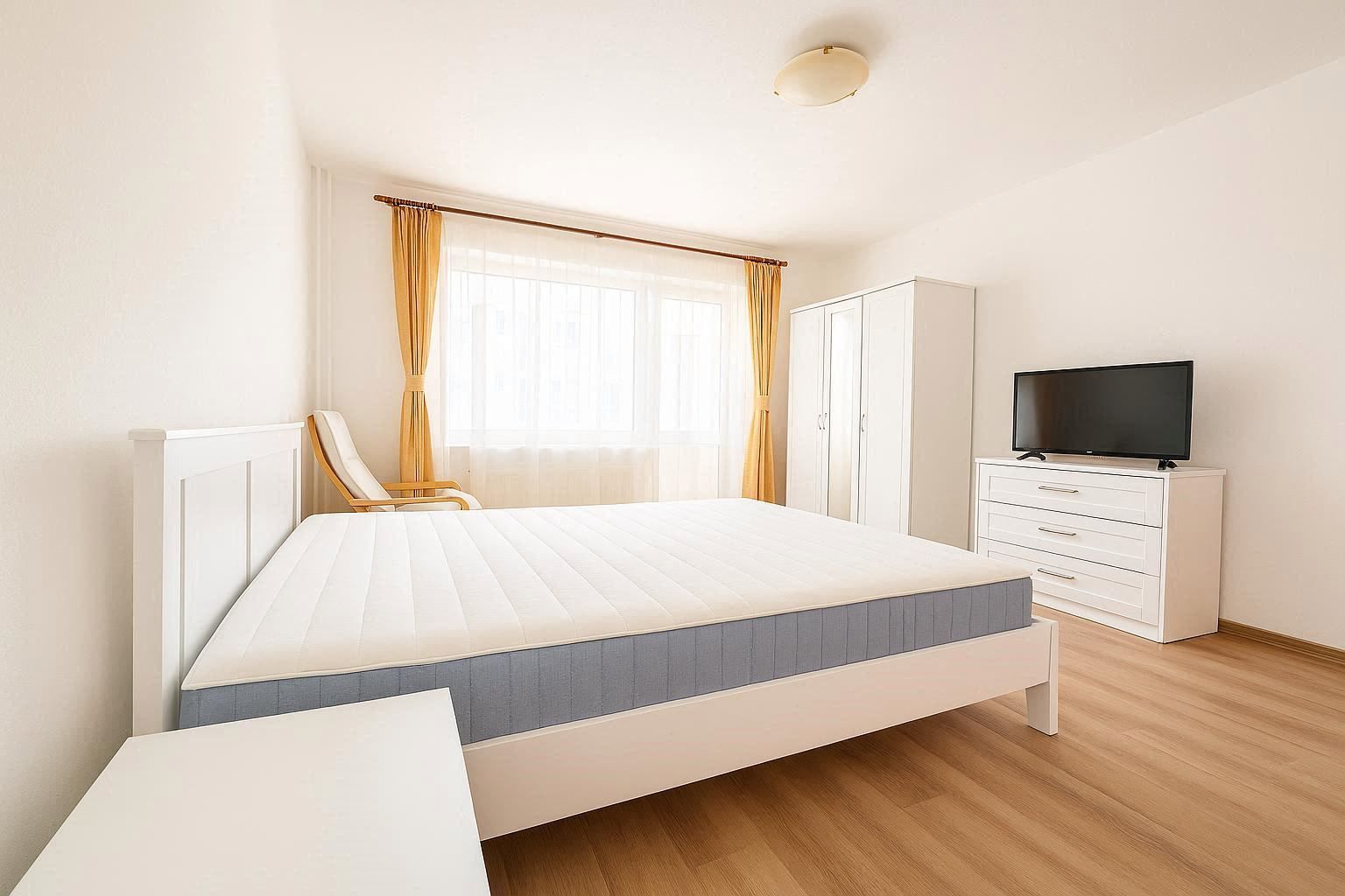 Inchiriez garsoniera vis a vis de Athenee Palace nou renovata - Poză 1