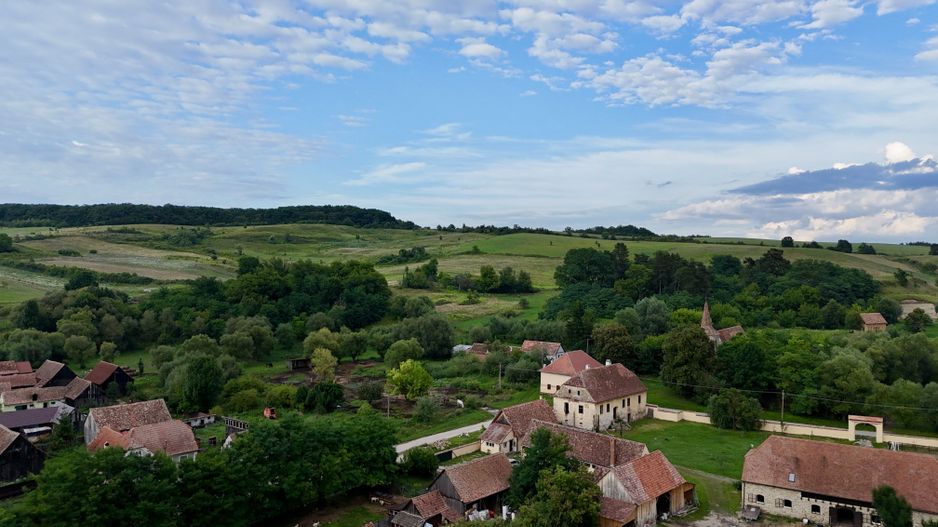 De vînzare casă cu 5 camere, sat Apoș, com. Bârghiș, jud. Sibiu - Poză 3