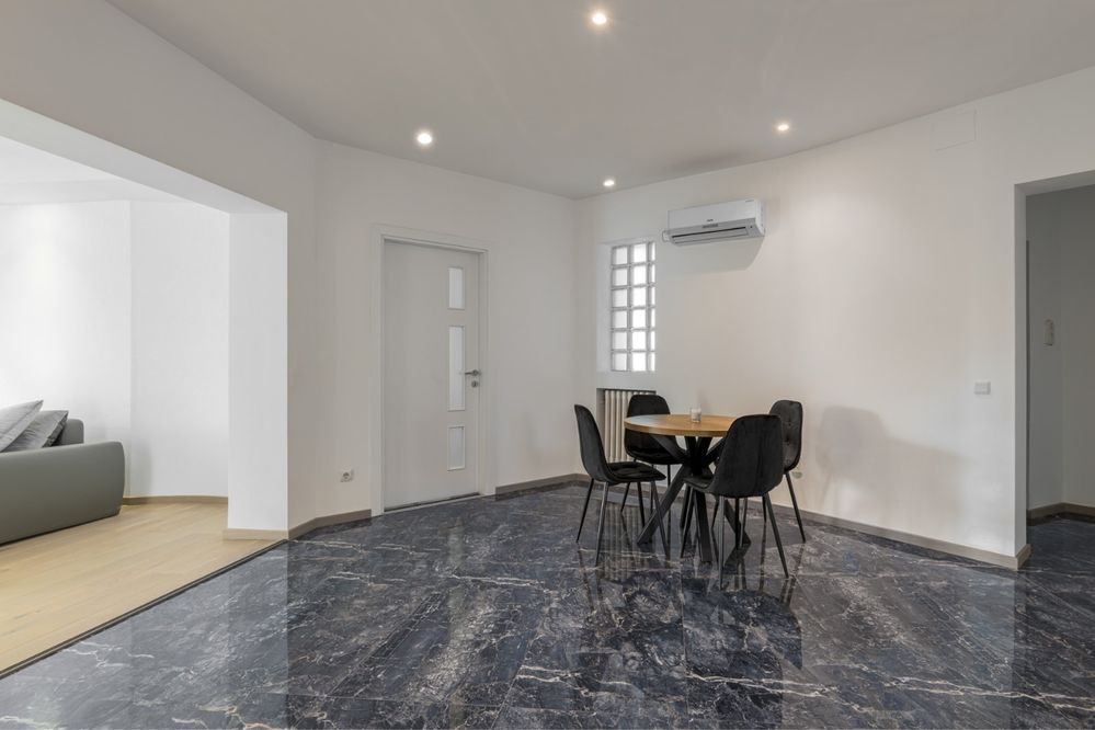 De vanzare apartament stradal Bd. Magheru - Poză 1
