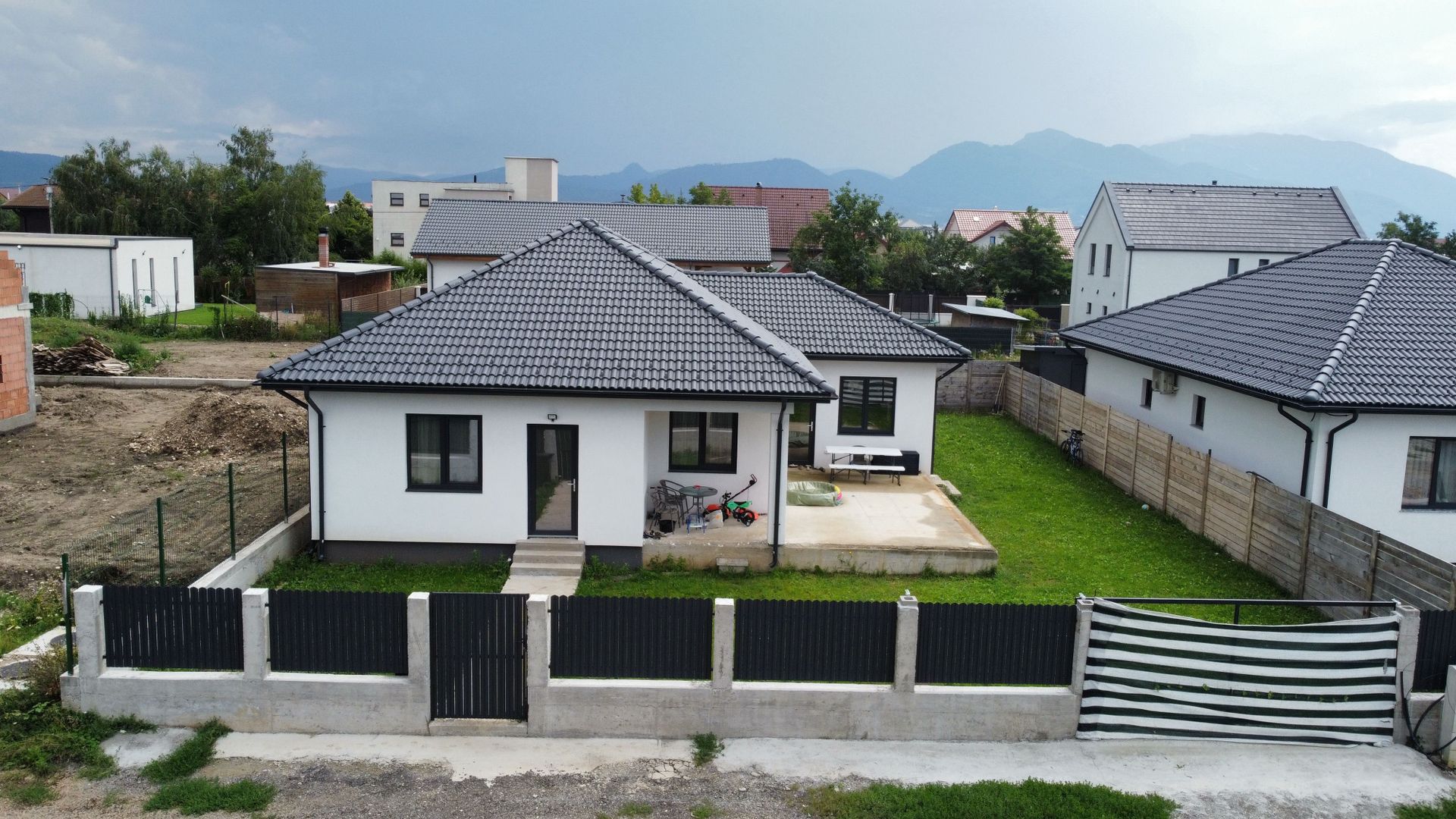 Casă pe parter de vânzare în cartierul Izvor - Poză 5