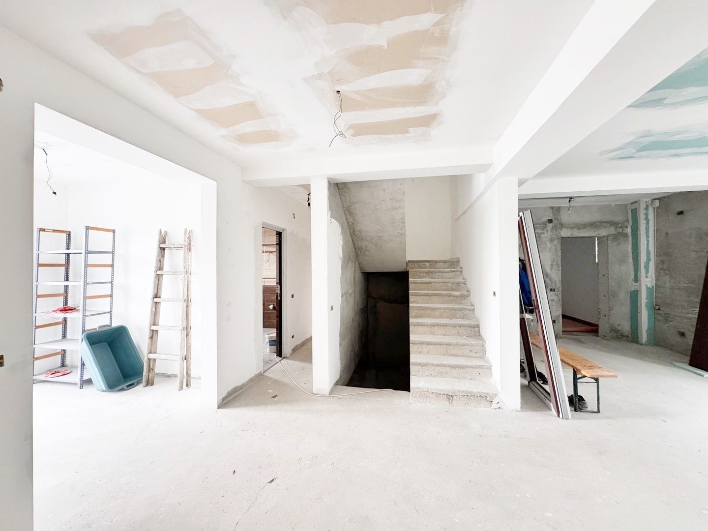 Vilă unică, gata să devină locuința ta de vis, în Livada. - Poză 4