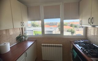 Apartament cu trei camere de vânzare, renovat complet, central - Poză 10