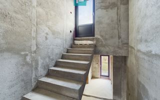 Vilă modernă pe 3 niveluri la gri în Poltura - Poză 28