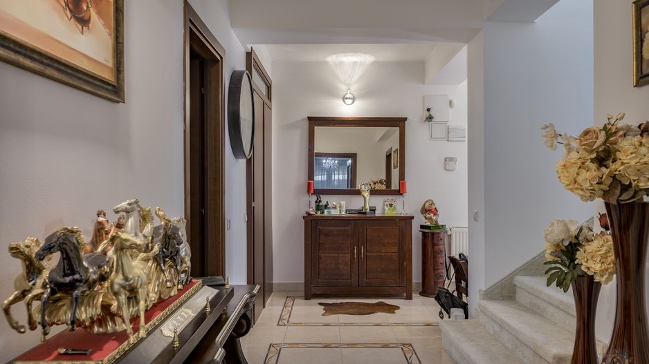 Vilă renovată P+1+M  | Foișor vitrat, grădină și jacuzzi - Poză 36