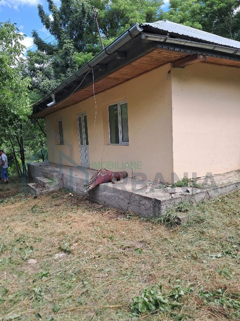 Casă renovată cu teren în Răducăneni, racorduri disponibile la poartă - Poză 2