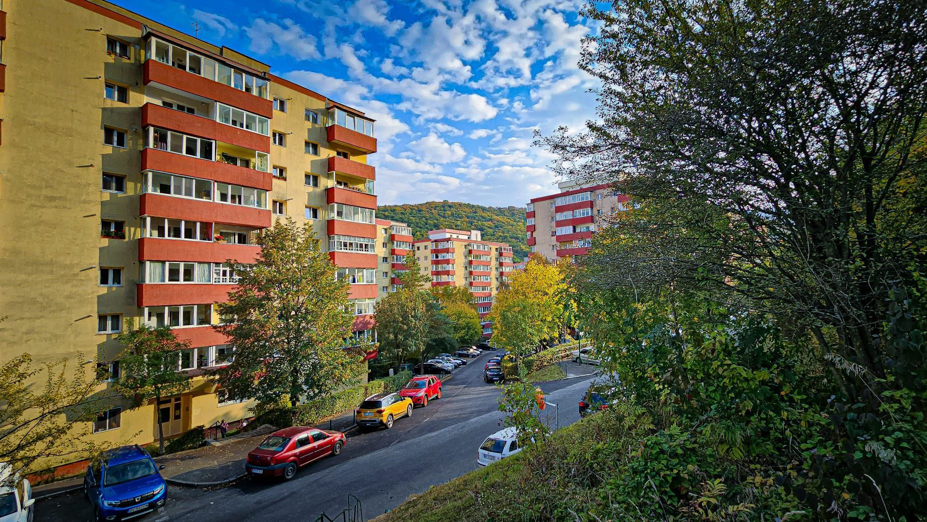 La poalele Tâmpei,  având în apropiere parc, magazine, stație autobuz - Poză 7