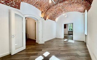 Spatiu birou in cladire istorica restaurata - Poză 8