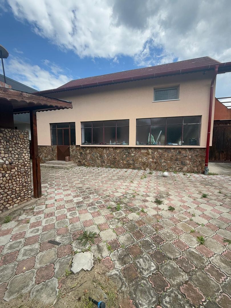 Casa individuala traditionala spatioasa in zona linistita - Dumbravita - Poză 1