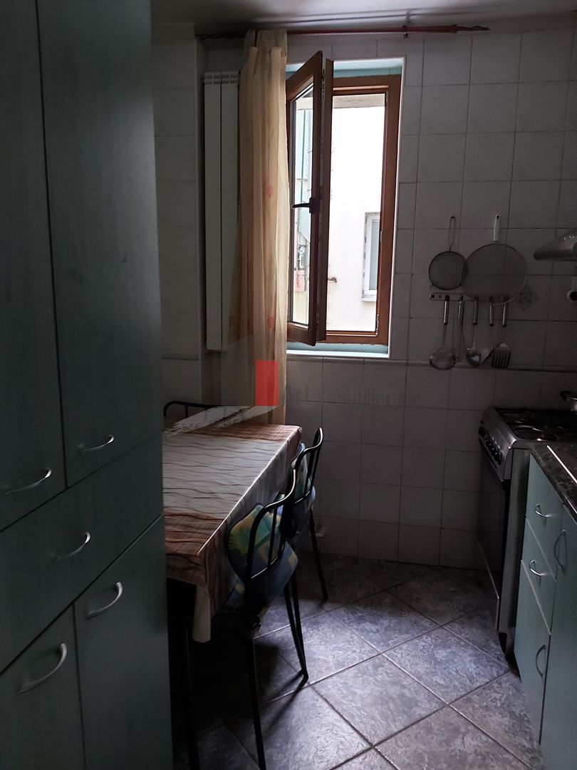 Apartamentul "SUPERMETO", BLOC STRADAL, REABILITAT - Poză 3