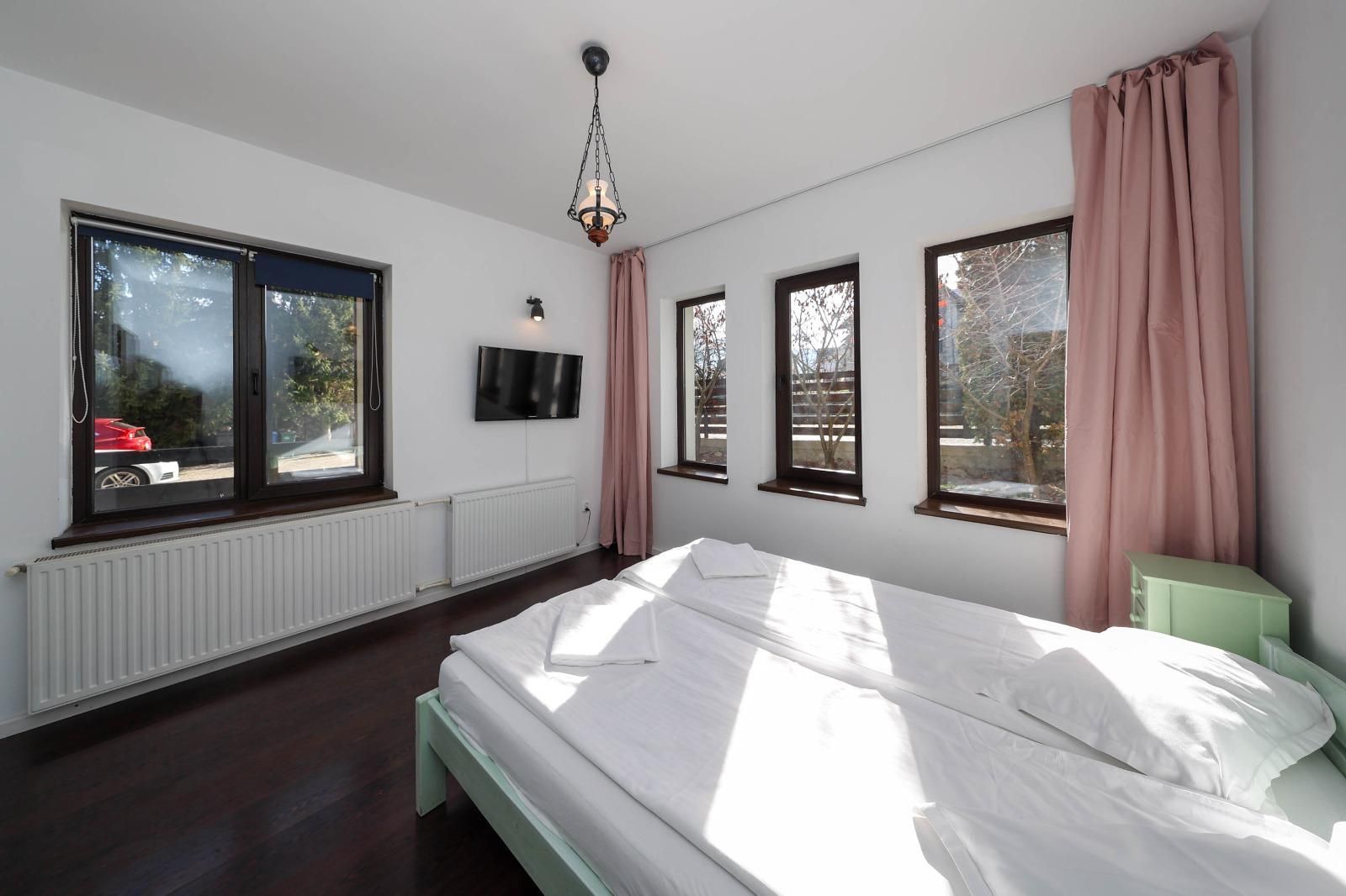 Vilă spațioasă de vânzare în Predeluț, Bran | 2000mp - Poză 16