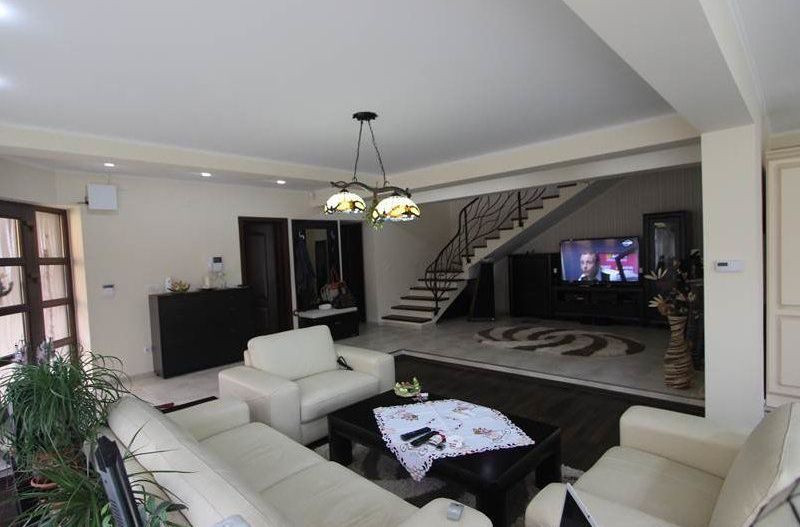 Casă / Vilă cu 6 camere de vânzare în zona Mehala - Poză 1