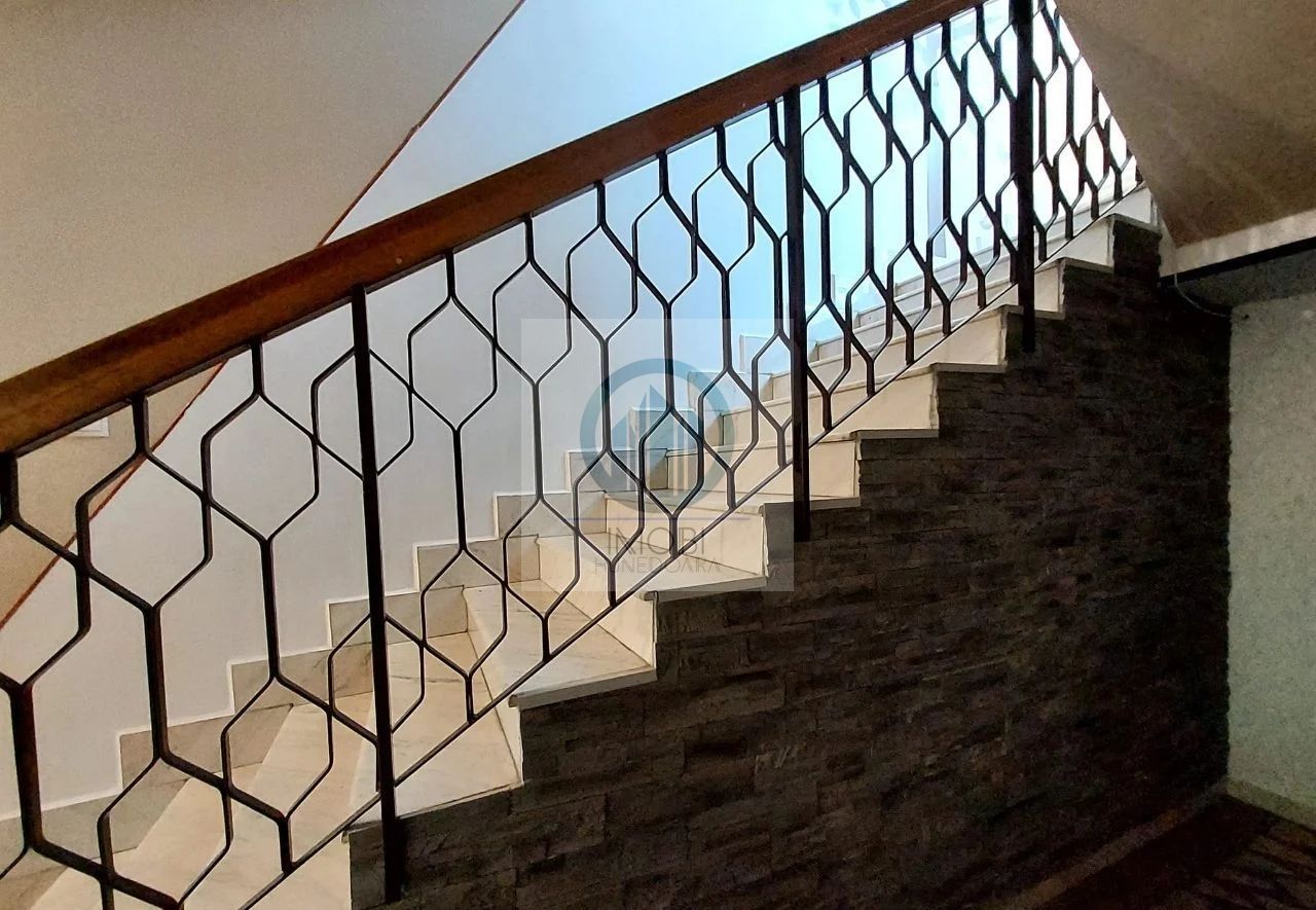 Vila Impresionanta în Deva–Construcție Solida 3 garaje inclus elevator - Poză 15