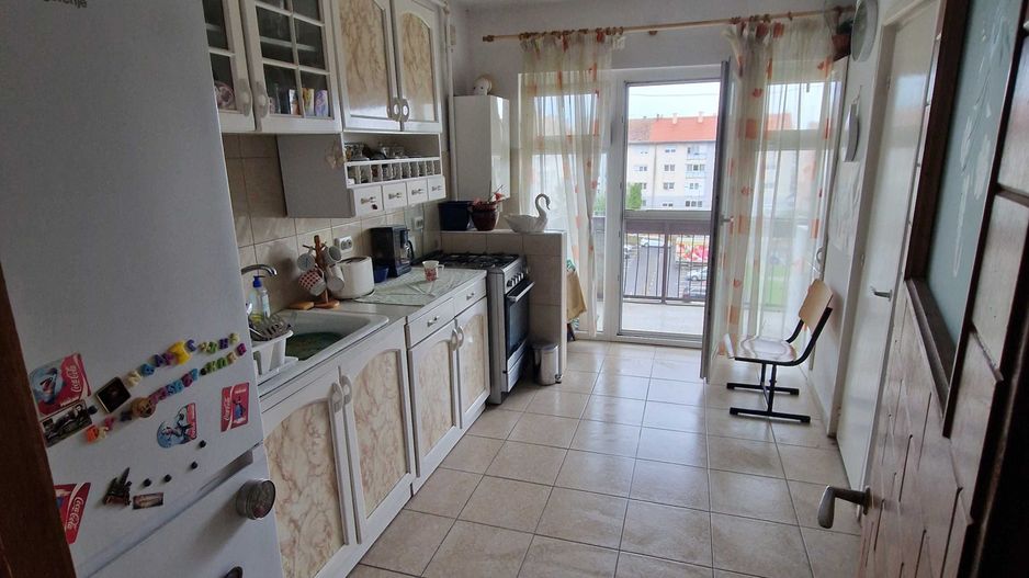 BRASADAS vinde ap 3 cam RENOVAT etaj 4/4 Carpati 2. - Poză 2