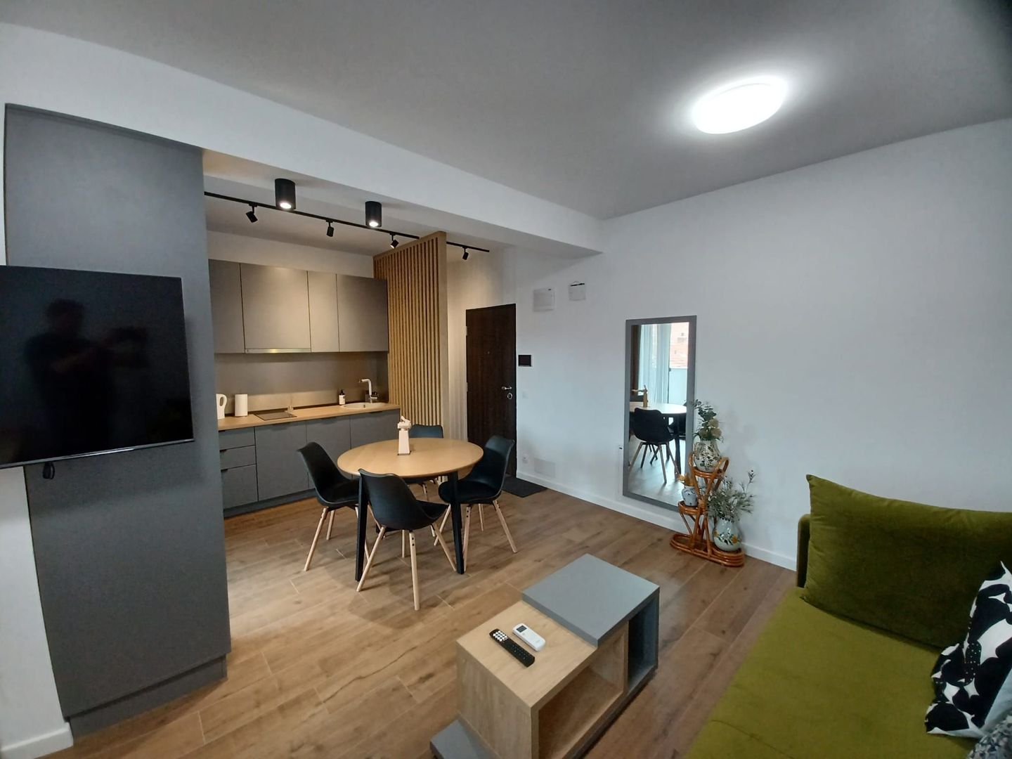 Chirie, ap 2 camere, ultracentral, parcare. 500 E /lună. Comision 0 - Poză 3