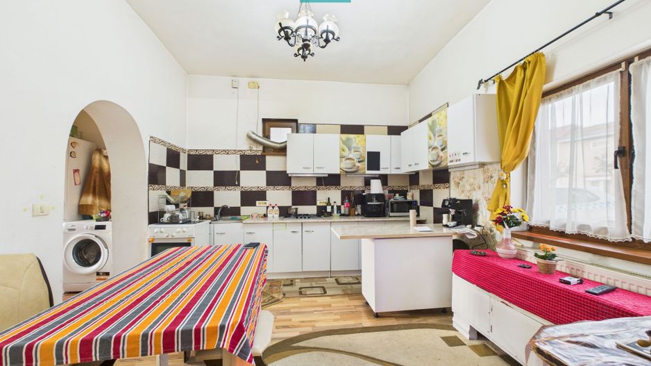 Casa cu 6 camere in Parneava - Poză 1