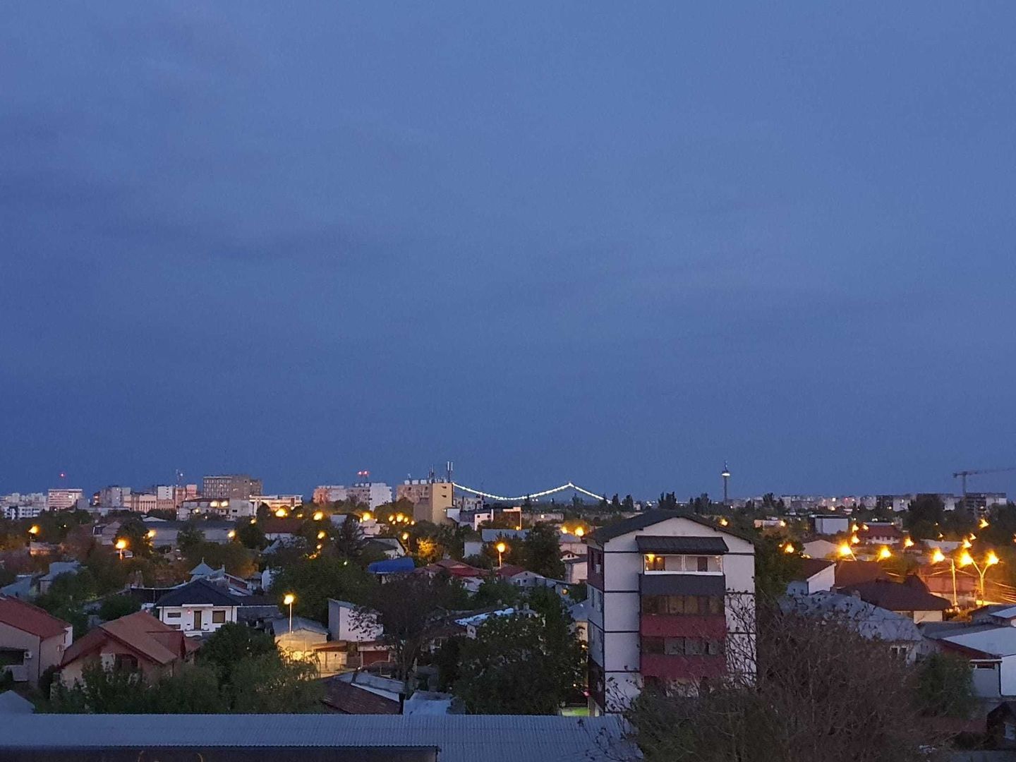 Inchiriere apartament 2 camere,lux, mobilat, loc de joaca si barbeque - Poză 2