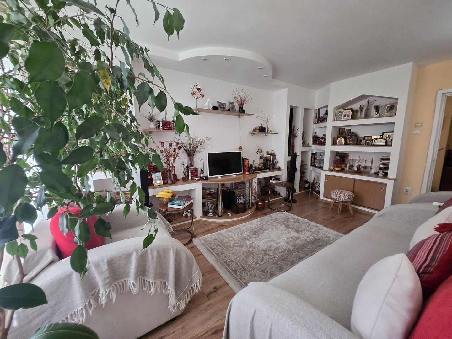 Apartament cu 3 camere  de vanzare - B dul 1 Mai - Poză 2