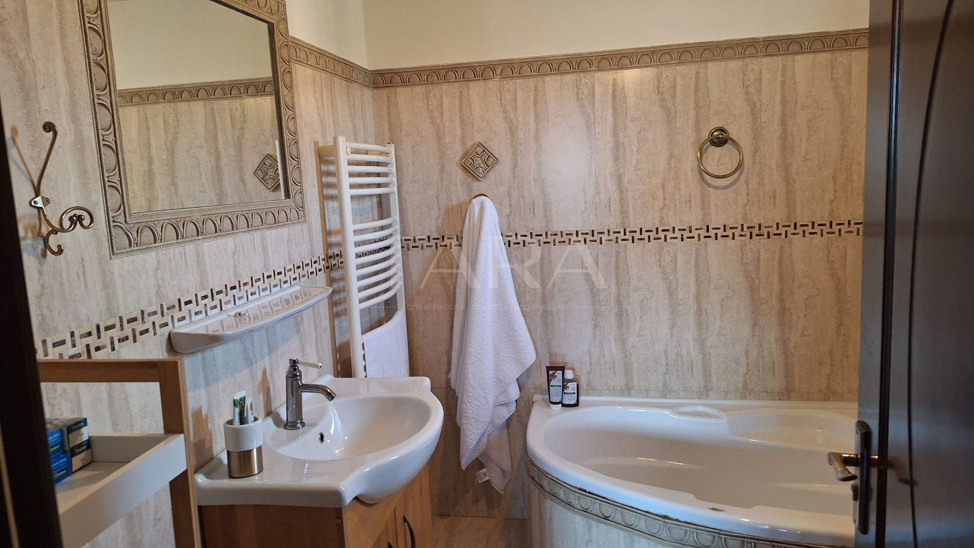 Casa Elegantă în Borhanci - Poză 15