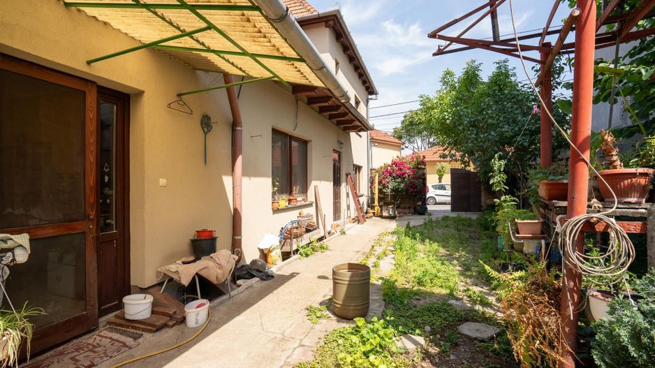 Casa singur in curte cu teren de 410 mp Sirul Canonicilor - Poză 2