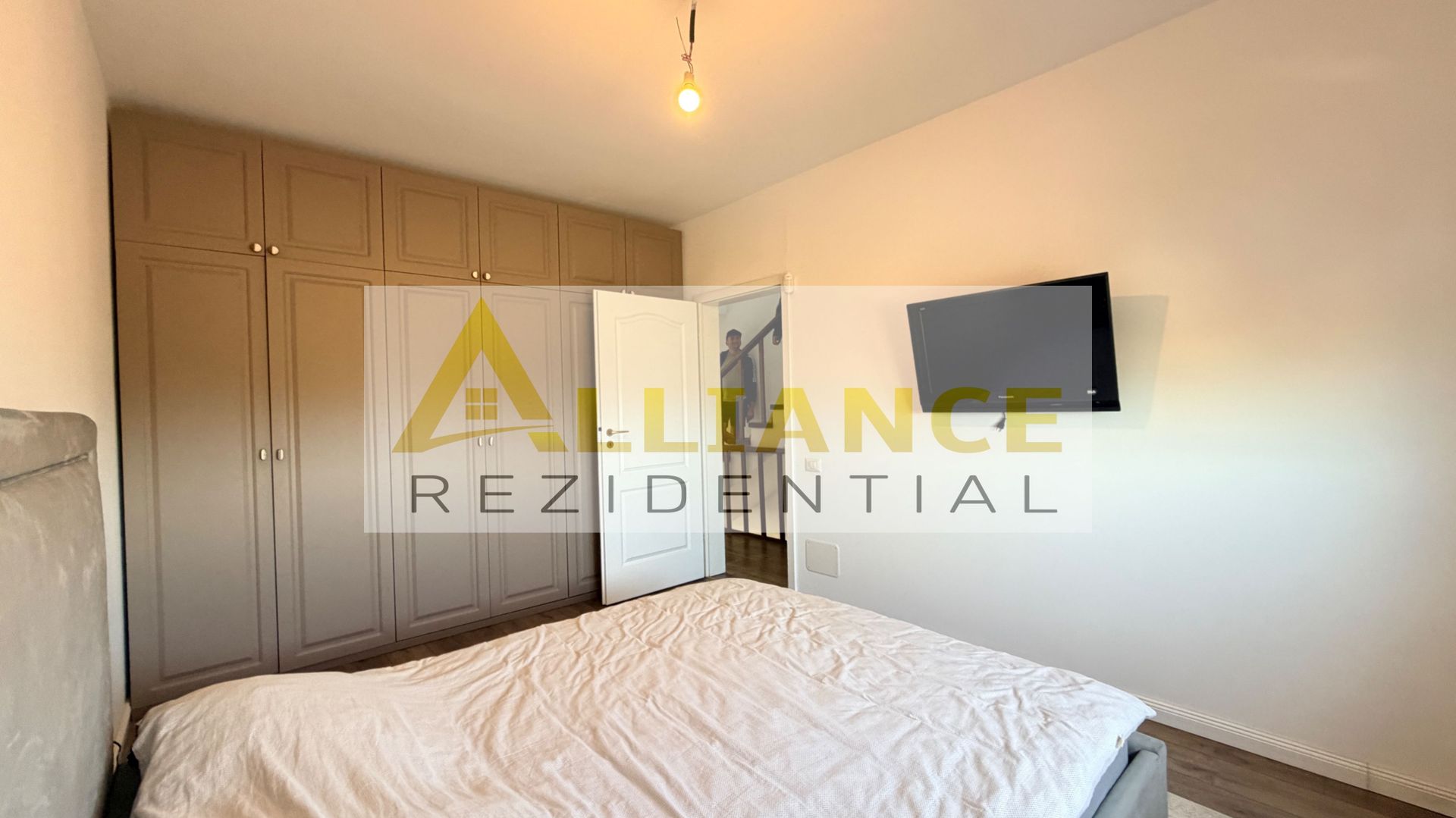 casa cocheta cu 4 camere, P+1E+M, complet mobilata si utilata - Poză 12