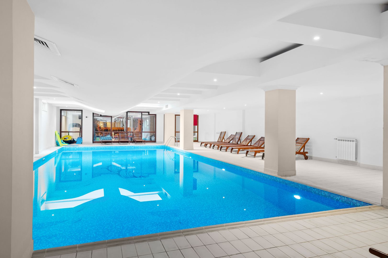 4 camere| semineu| piscina interioara | sauna | sala de sport| parcare - Poză 10