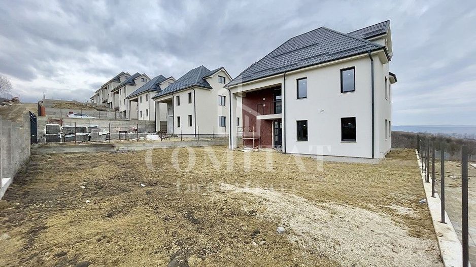 Casa individuala cu teren generos, retrasă de la trafic - Poză 1