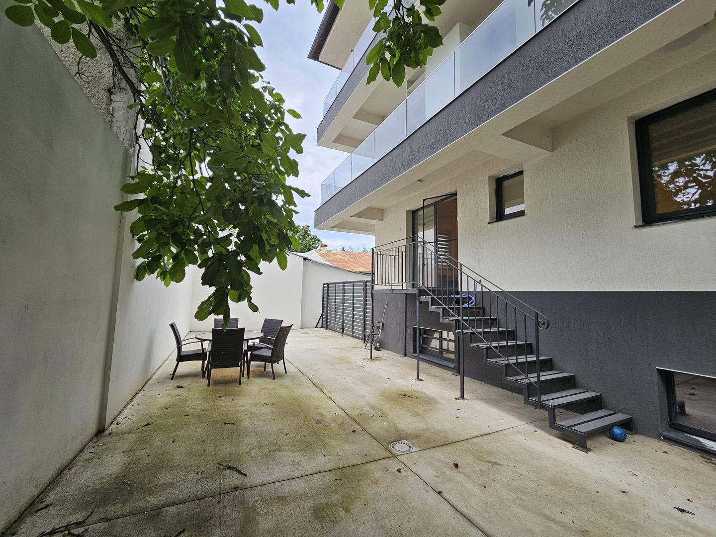 Apart 2 cam cu curte si loc de parcare - Poză 2