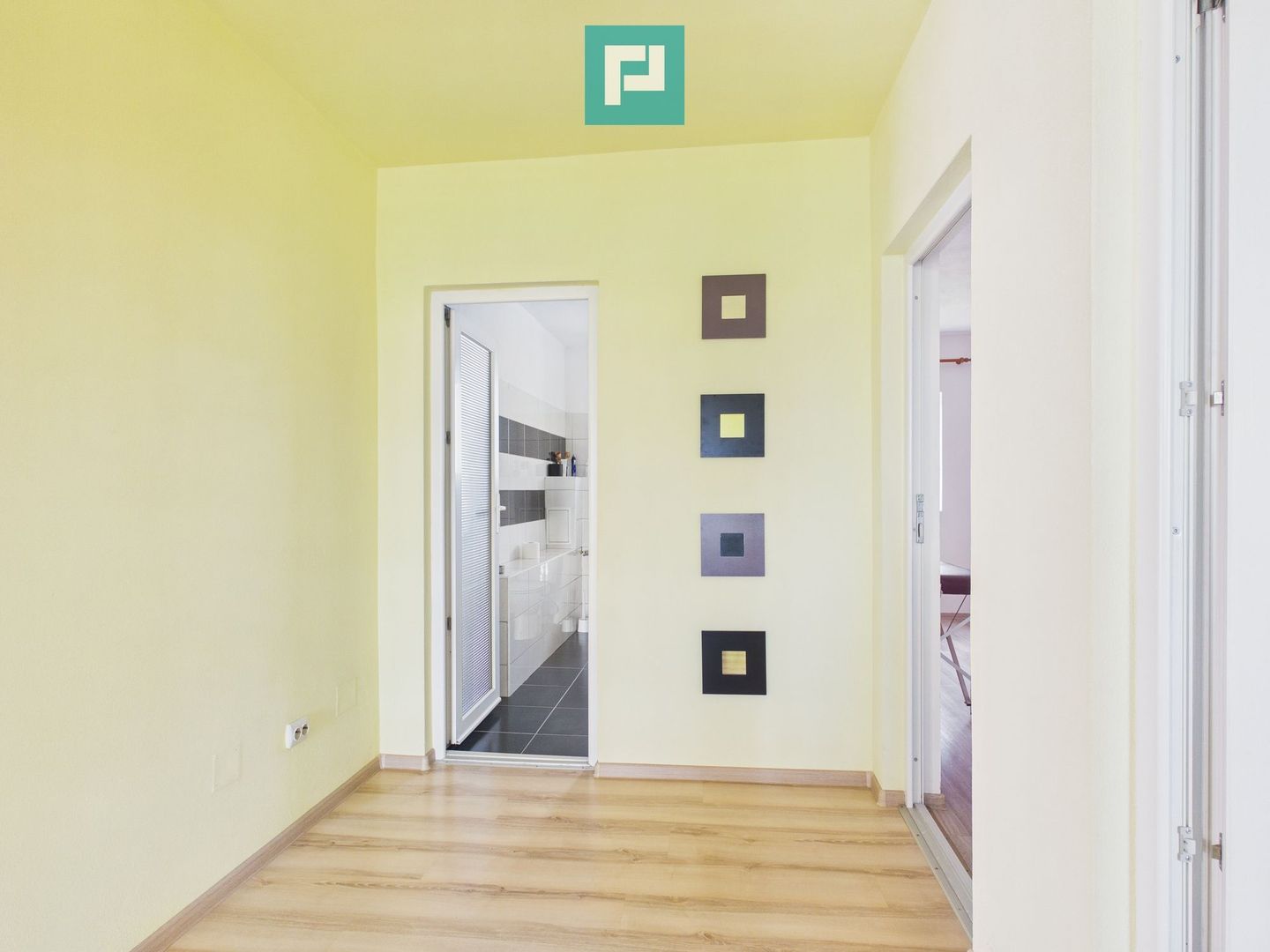 Casă cu 7 camere și teren generos în Șofronea - Poză 13