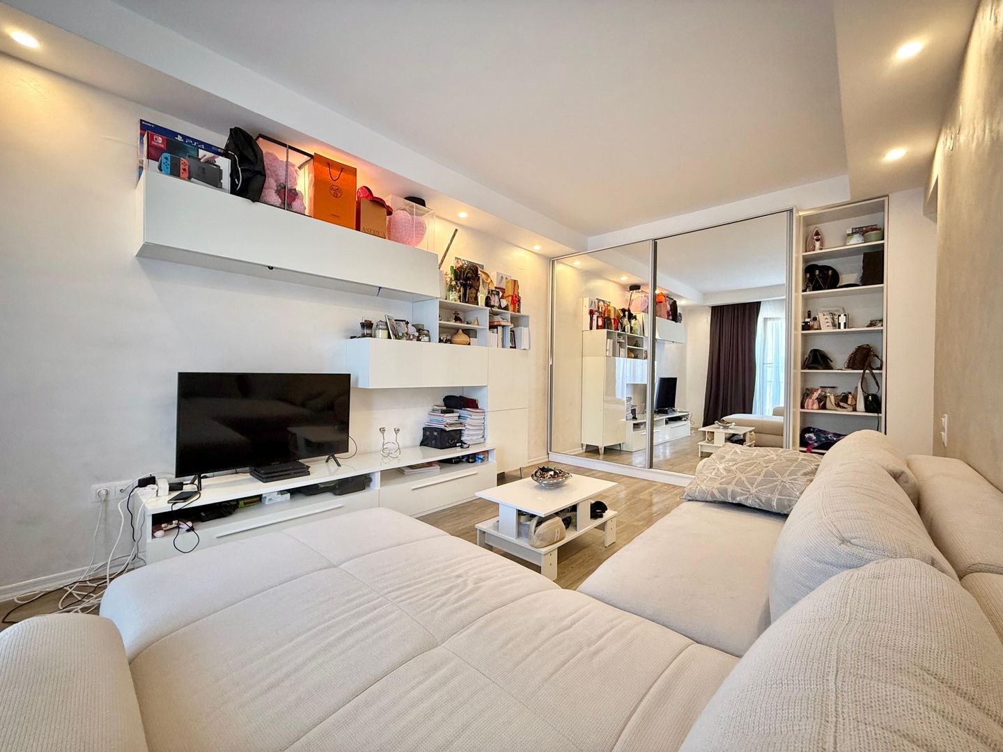 COSMOPOLIS - Apartament cu 2 camere, mobilat si utilat. - Poză 1