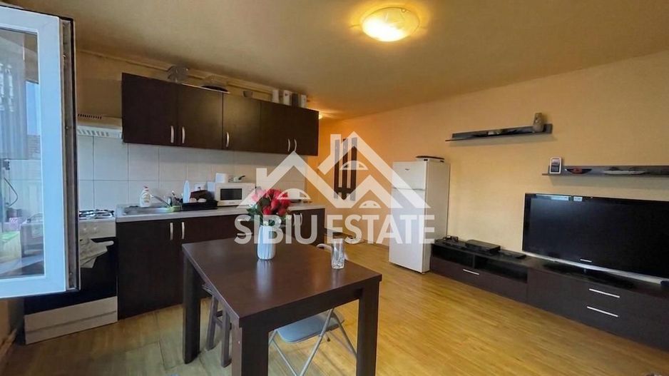 Apartament luminos cu 2 camere, la mansardă, în zonă căutată - Poză 2
