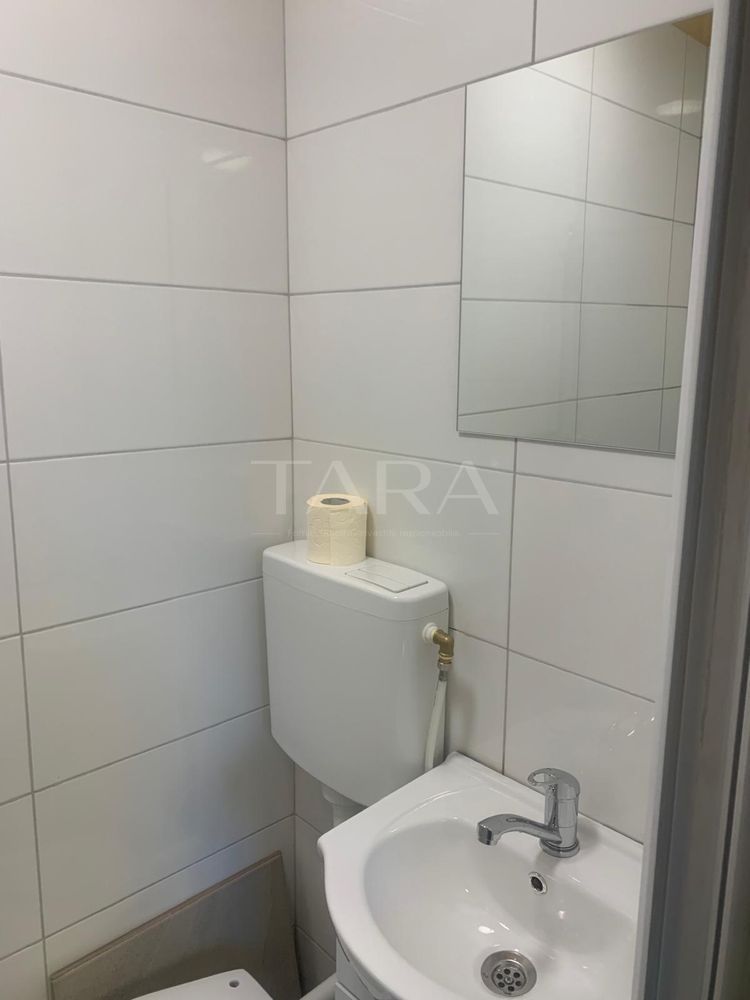 Garsonieră renovată cu baie proprie – zona Hotel Royal, - Poză 4