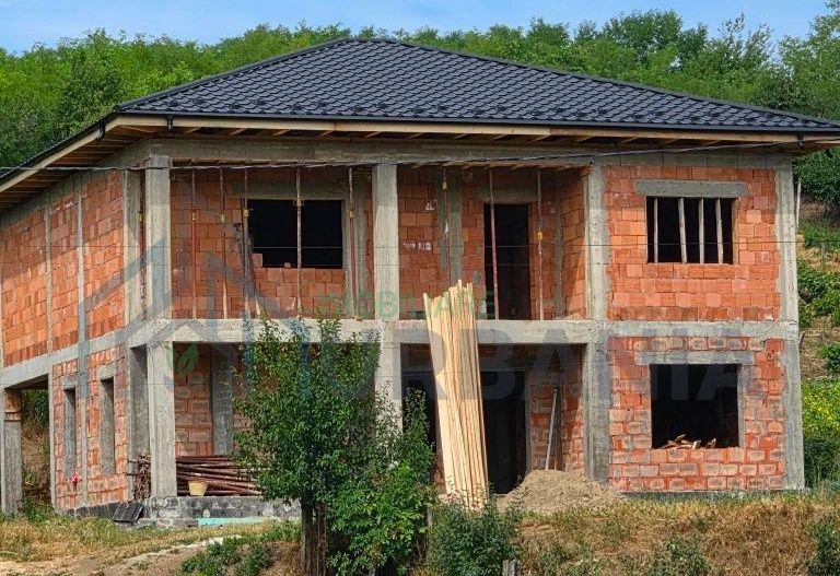 Casă de vânzare cu teren de 1200 mp în Horlești, zona Roșu - Poză 1