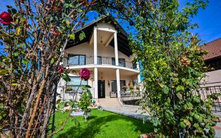 Somptuozitate in stil modern, 2 garaje, 3 terase, totul pe 1.000 mp teren - Poză 1
