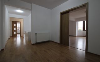 8 incaperi, 2 bai, centrala proprie, 3 locuri de parcare; Lipovei. - Poză 2