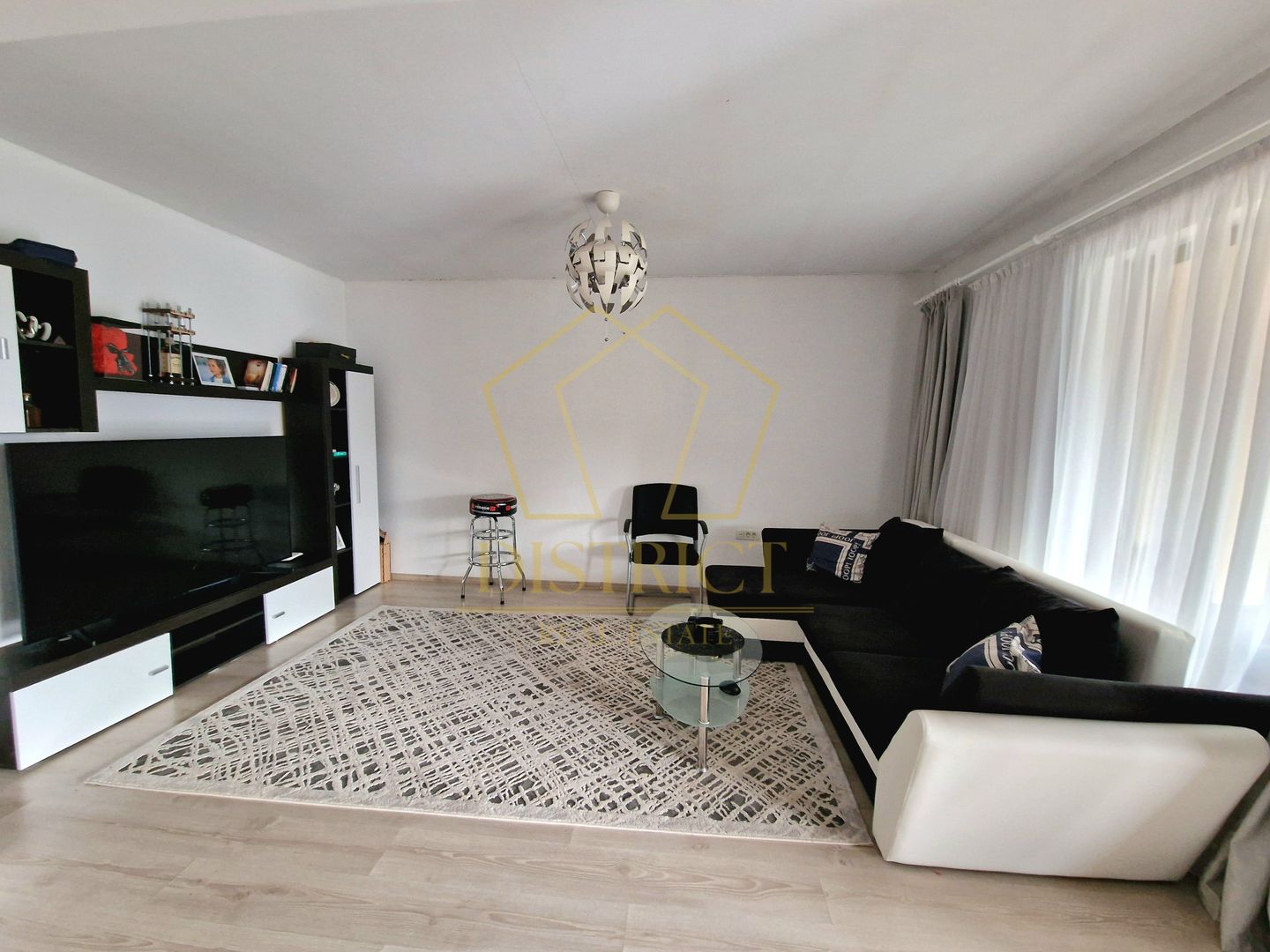 Casa individuala impartita in 2 apartamente | Ianova - Poză 1