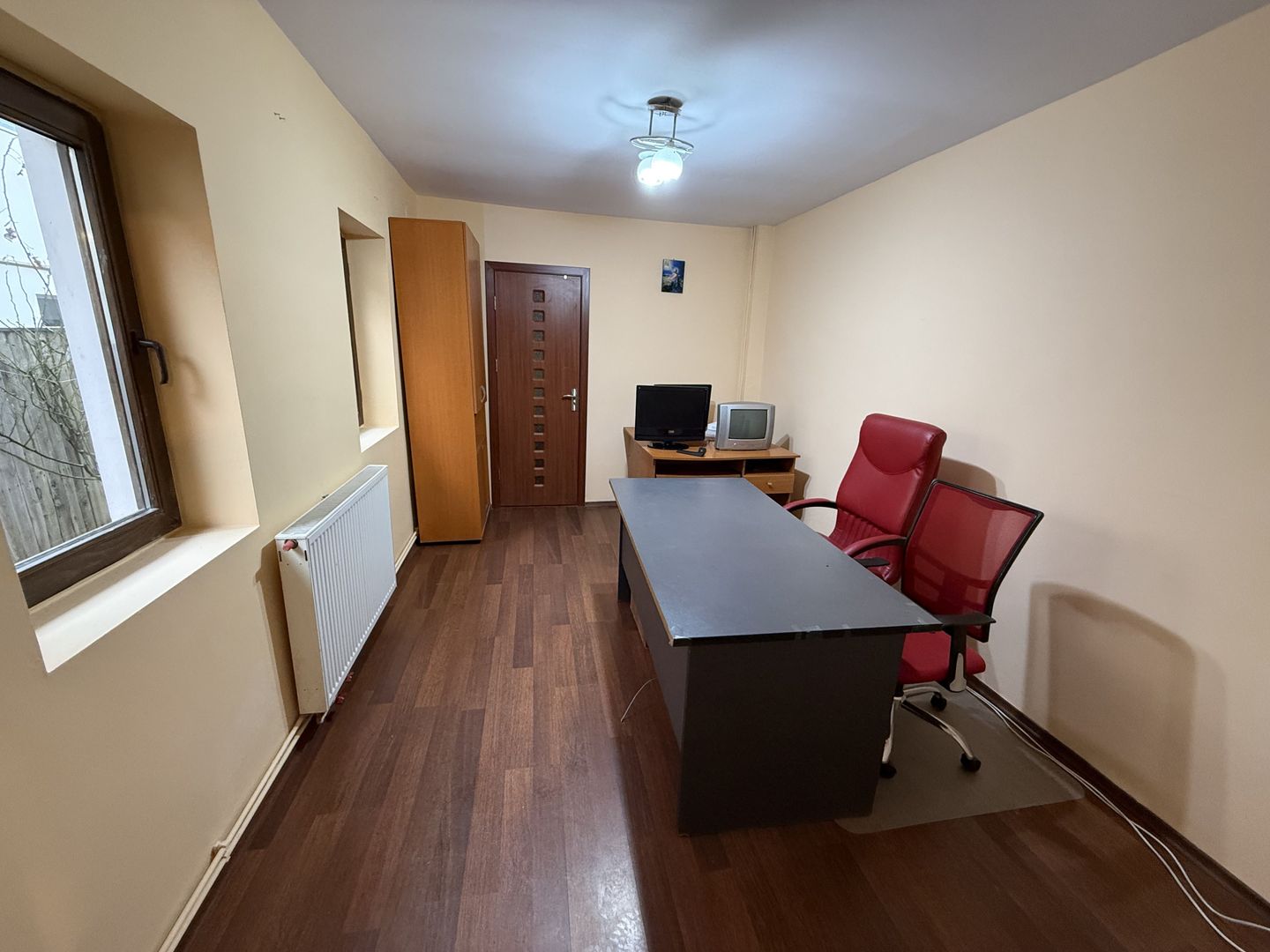 Spațiu de închiriat în Vilă - 2 camere+birou+curte în Campina - Poză 2