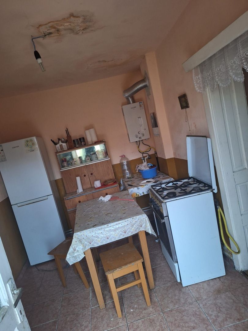 Casa de vânzare in Craciunel la strada principală - Poză 1
