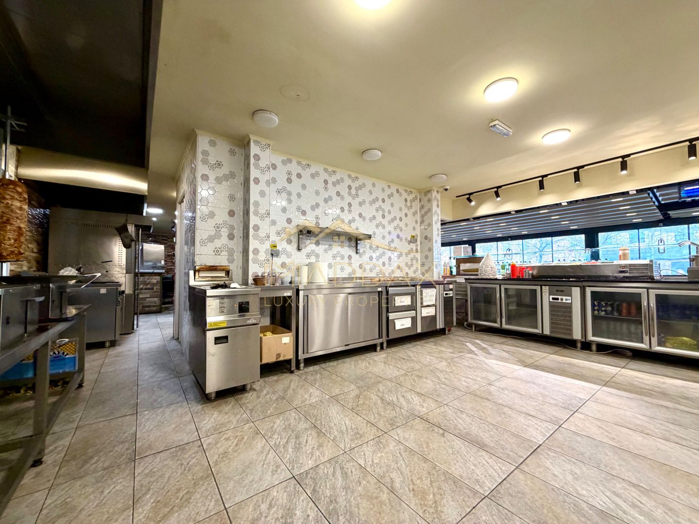 Spatiu Comercial  *731mp* / VAD stradal 31m / 19 locuri de parcare // Unirii - Poză 20