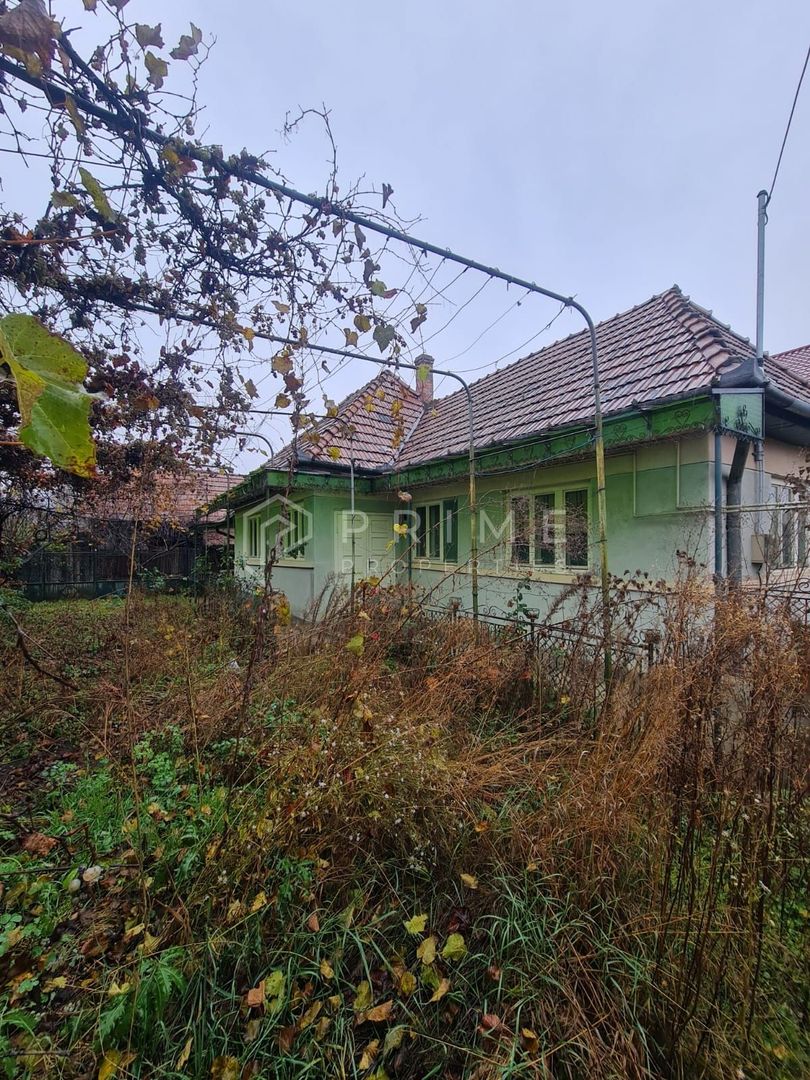Casă cu teren de 1.000 m² – utilități complete, ideală pentru renovare - Poză 1