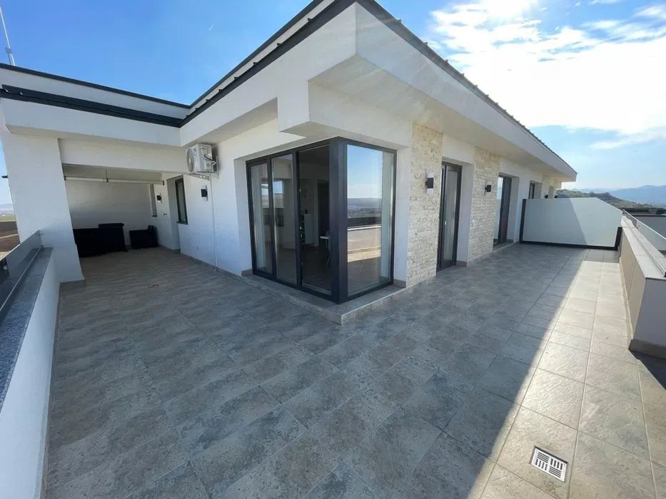 Penthouse de închiriat – 120 mp utili + terasă de 60 mp la 650 euro - Poză 1