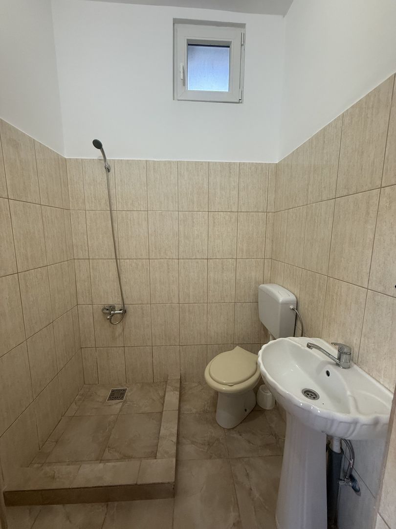 2 corpuri de Casă renovate + teren 125 mp Campina - Poză 23