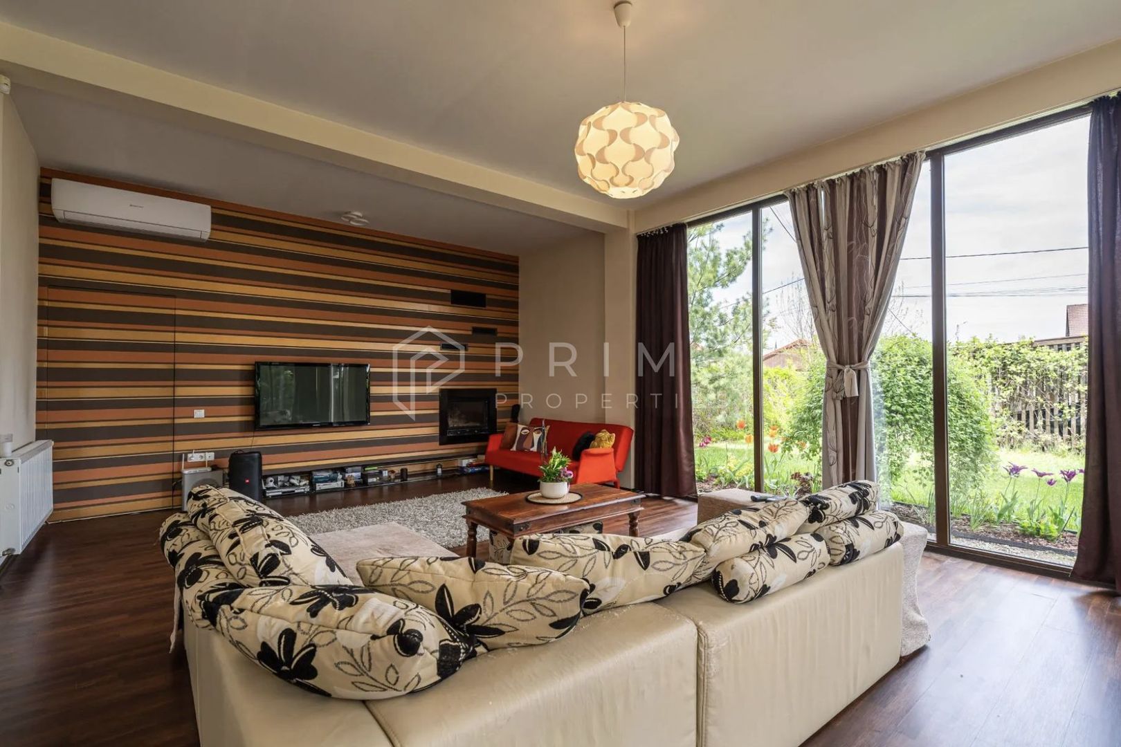 Vilă cu design și dotări deosebite de vânzare - Poză 3