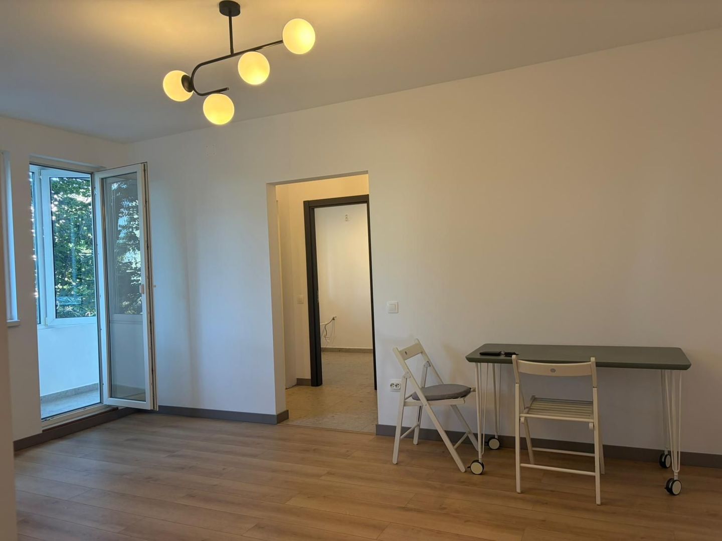 Apartament renovat cu doua camere semidecomandat, piata Domenii - Poză 1