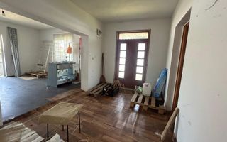 Casă de vânzare în centrul Oituzului, DN11 - Poză 2