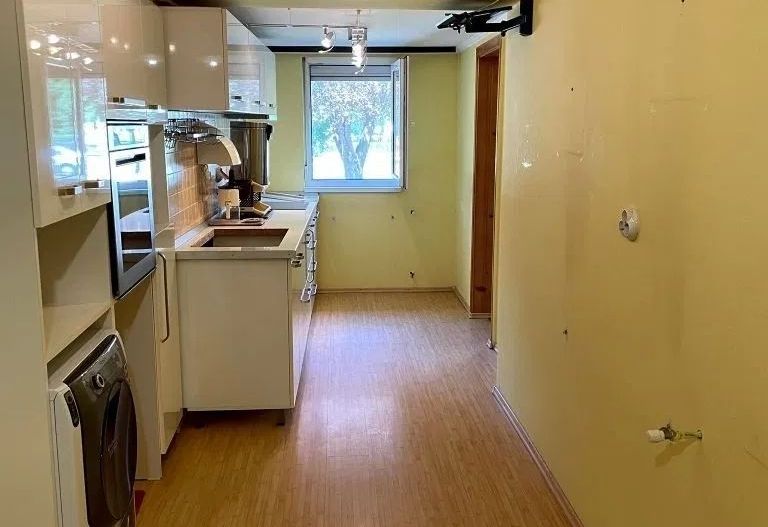 Ag. EUROPA vinde ap. 4 cam. in Carei, renovat, decomandat, la parter. - Poză 1