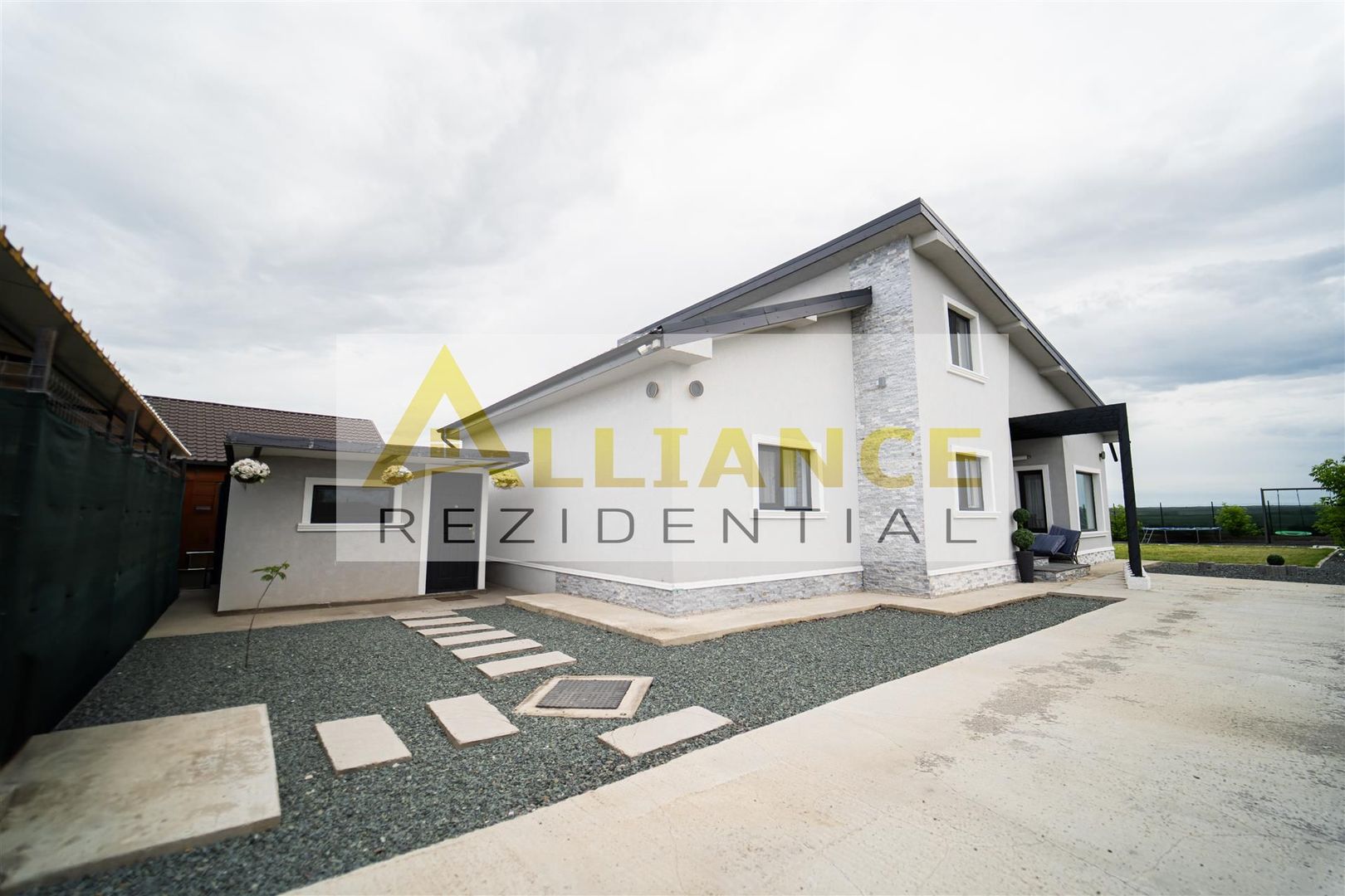 Vila individuala de vanzare 190 mp utili teren 755 mp mobilata - Poză 1