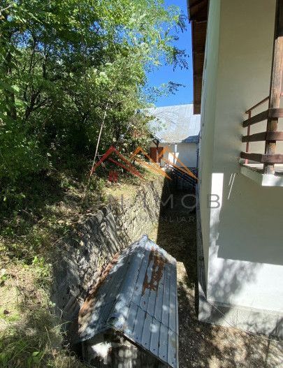 Vila de vanzare, teren 3100 mp, 7 camere, 6 grupuri sanitare, 3 CT, an 1997 - Poză 12