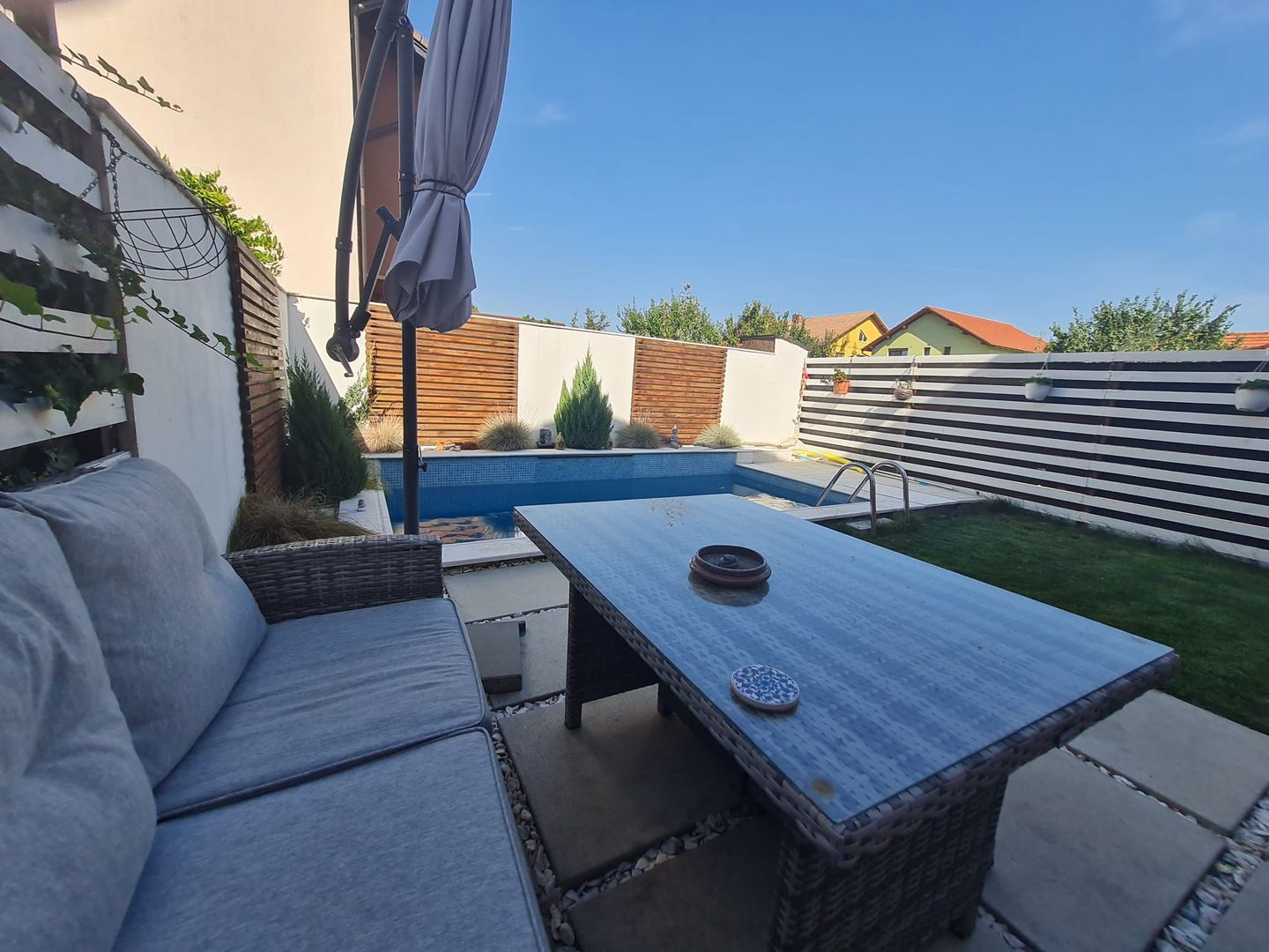 Duplex minimalist cu piscina - Poză 21